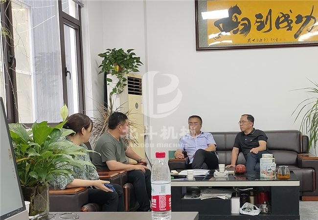 張總熱情接待遠道而來的朋友