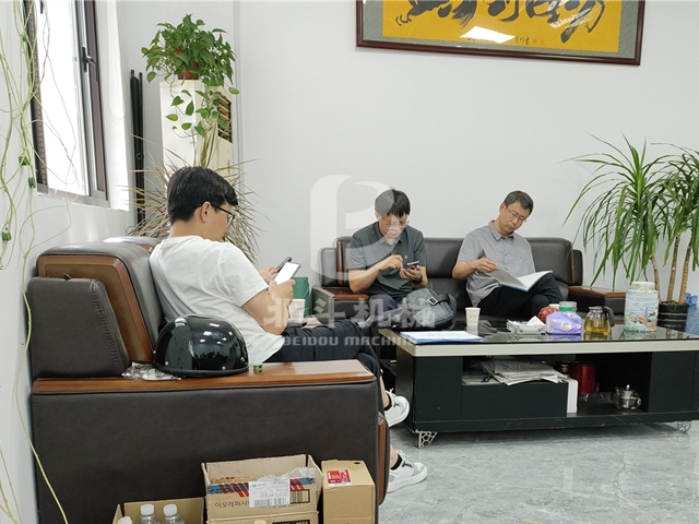 面對面與客戶溝通新型動力電池裂解爐設備
