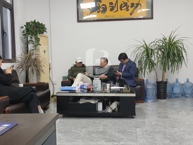 來訪客戶親身體驗(yàn)鋰電池裂解爐的全新技術(shù)